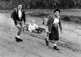 Francisco Corominas e Isabel García transportan al pequeño Jordi por los Pirineos.