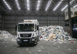 Un camión trabaja en las instalaciones del Ecoparque.