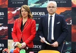 Marian Nalda y José Luis Lapuente, antes de iniciar la rueda de prensa.