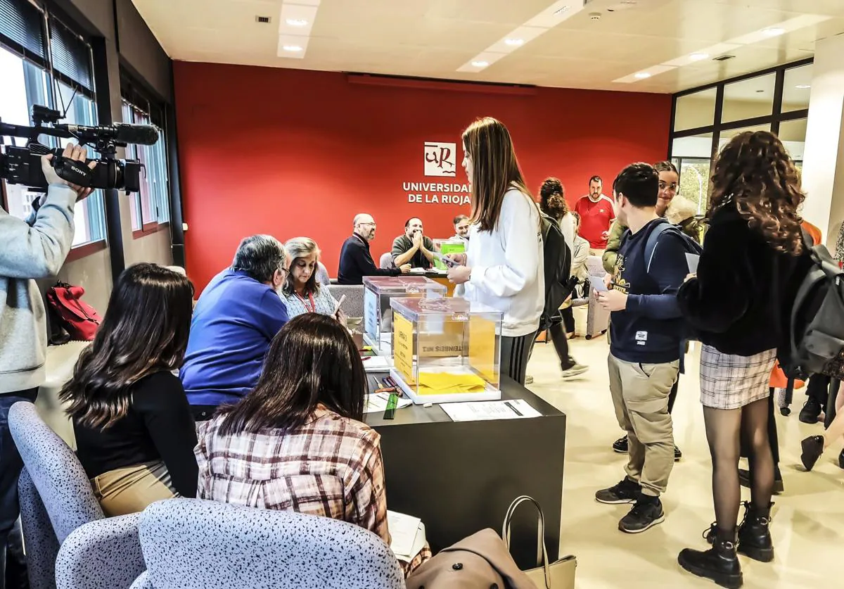 Un grupo de estudiantes acude a votar a la sala de juntas del Rectorado.