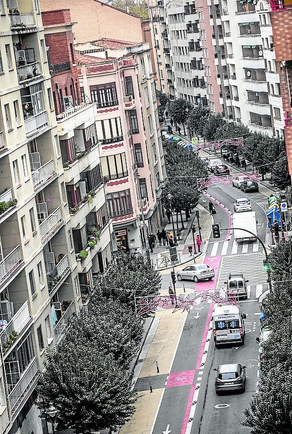 Imagen después - En torno al cruce de Colón. El carril bici en este punto se ha retranqueado y puede que aún se coloque un semáforo.