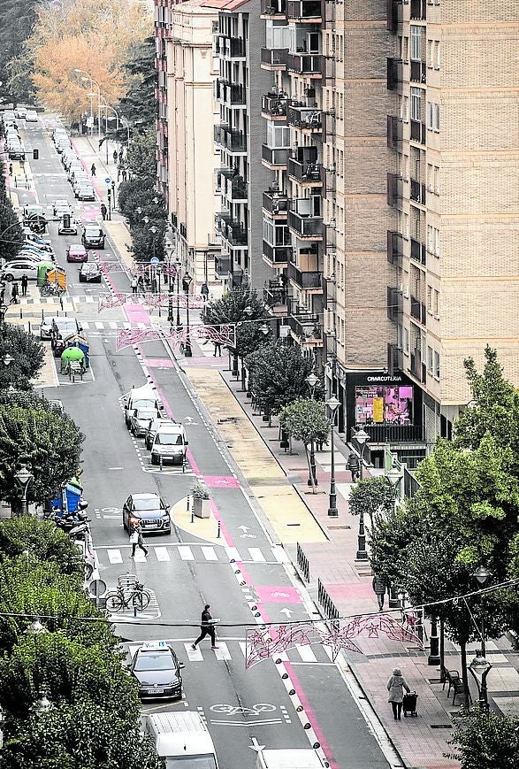 Imagen después - Desde el Colegio. Si en esta parte la calzada está sin tocar, sí se ha ampliado la acera con el espacio amarillo.