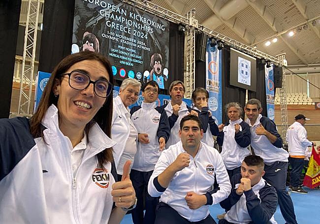 Seila Espinosa con sus alumnos en el certamen de Atenas.