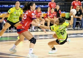 Alba lanza en una posición forzada.