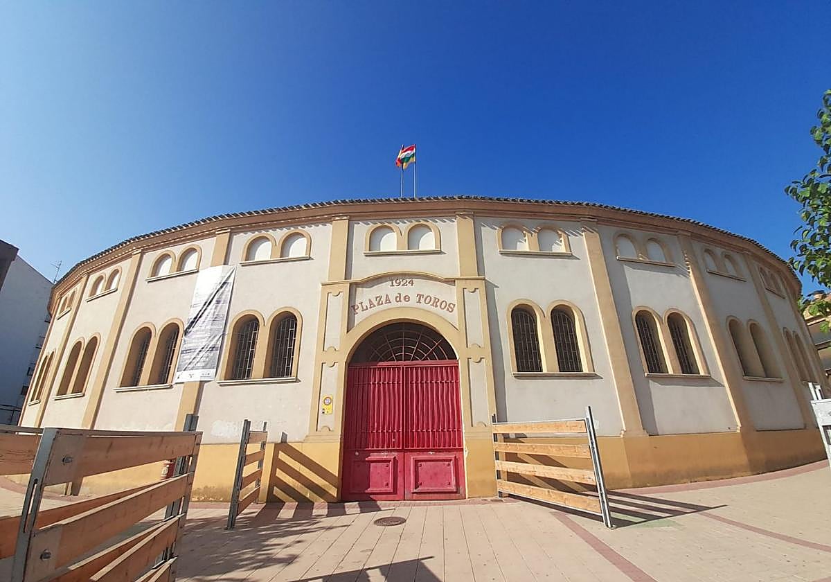 Exterior de la plaza de toros, en las fiestas de agosto.