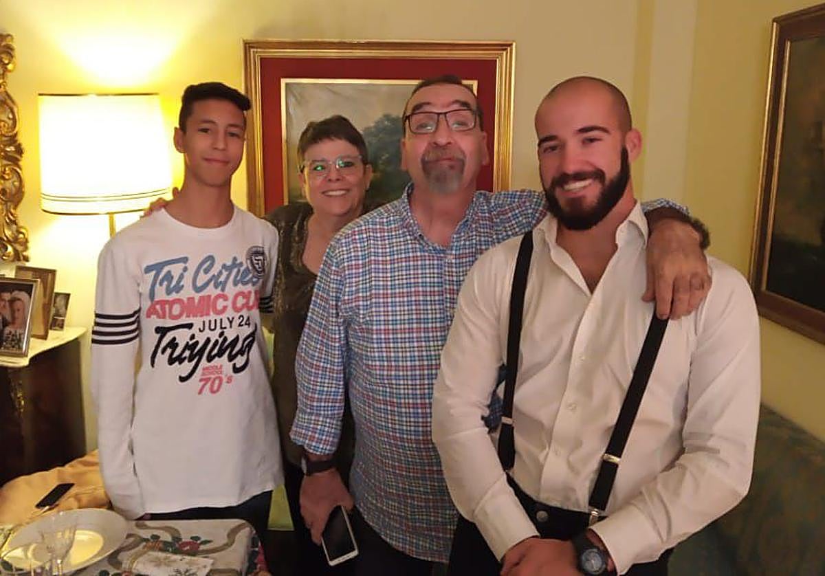 Yihad, Sol, Paco y Fran posan antes de una celebración familiar en casa.
