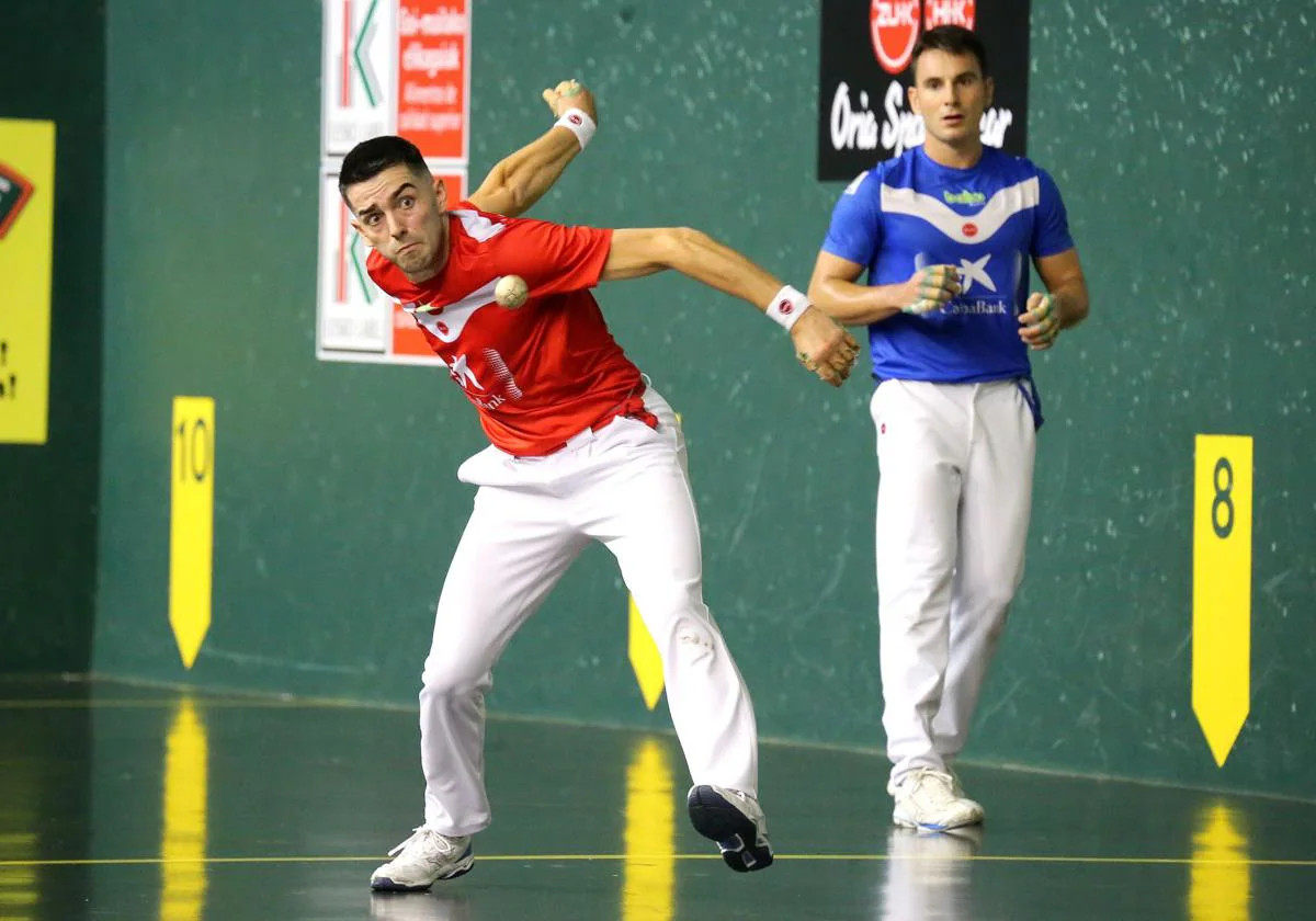 Salaverri se dispone a golpear la pelota en la última feria de San Mateo.