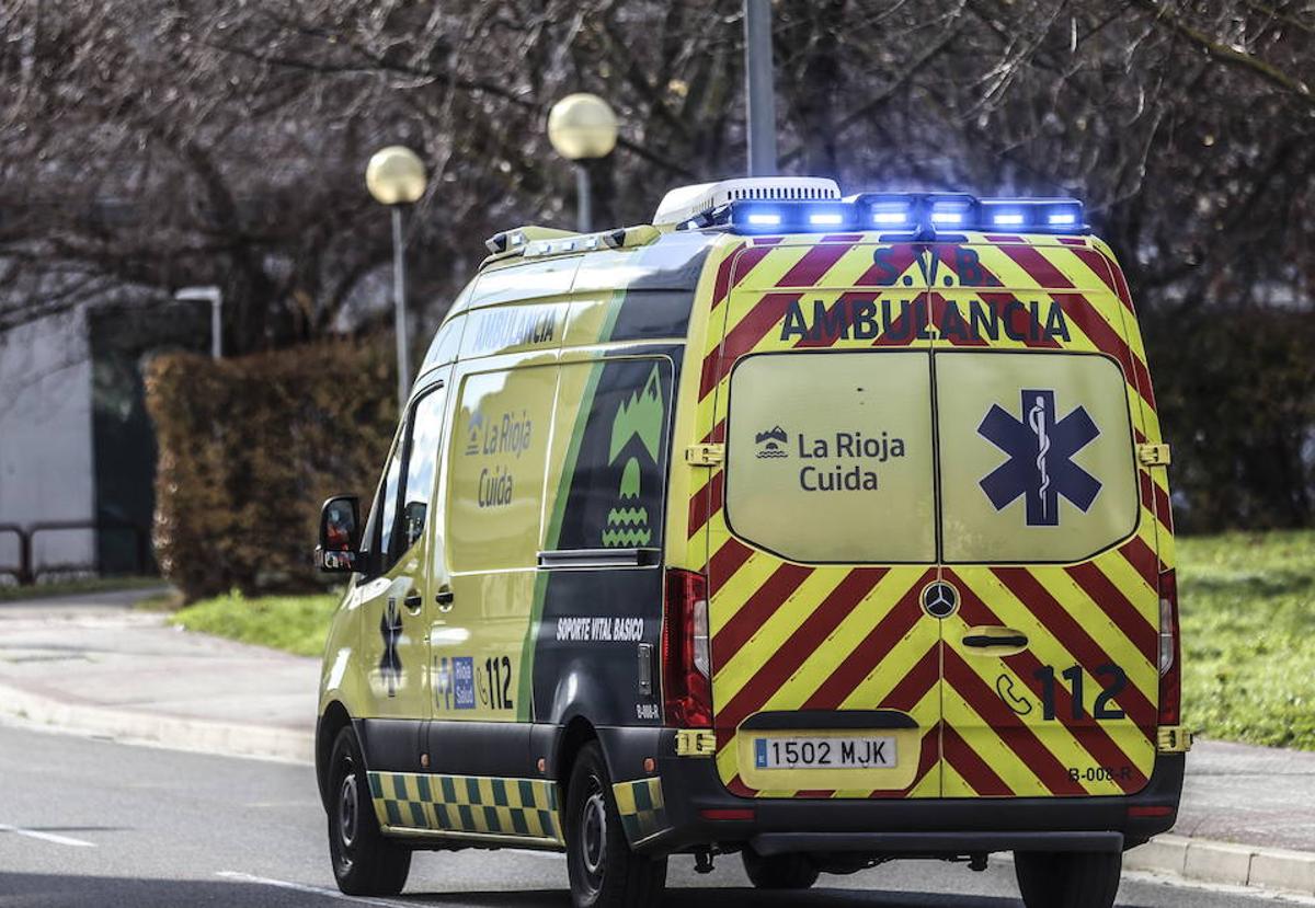 Una ambulancia se dirige hacia el Hospital San Pedro, en una imagen de archivo.