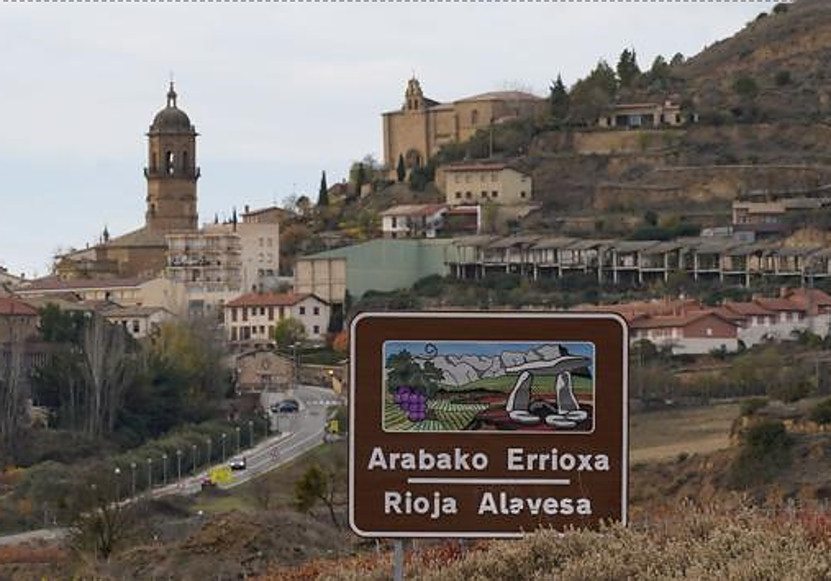 Cartel de entrada a la comarca de Rioja Alavesa por el municipio de Labastida.