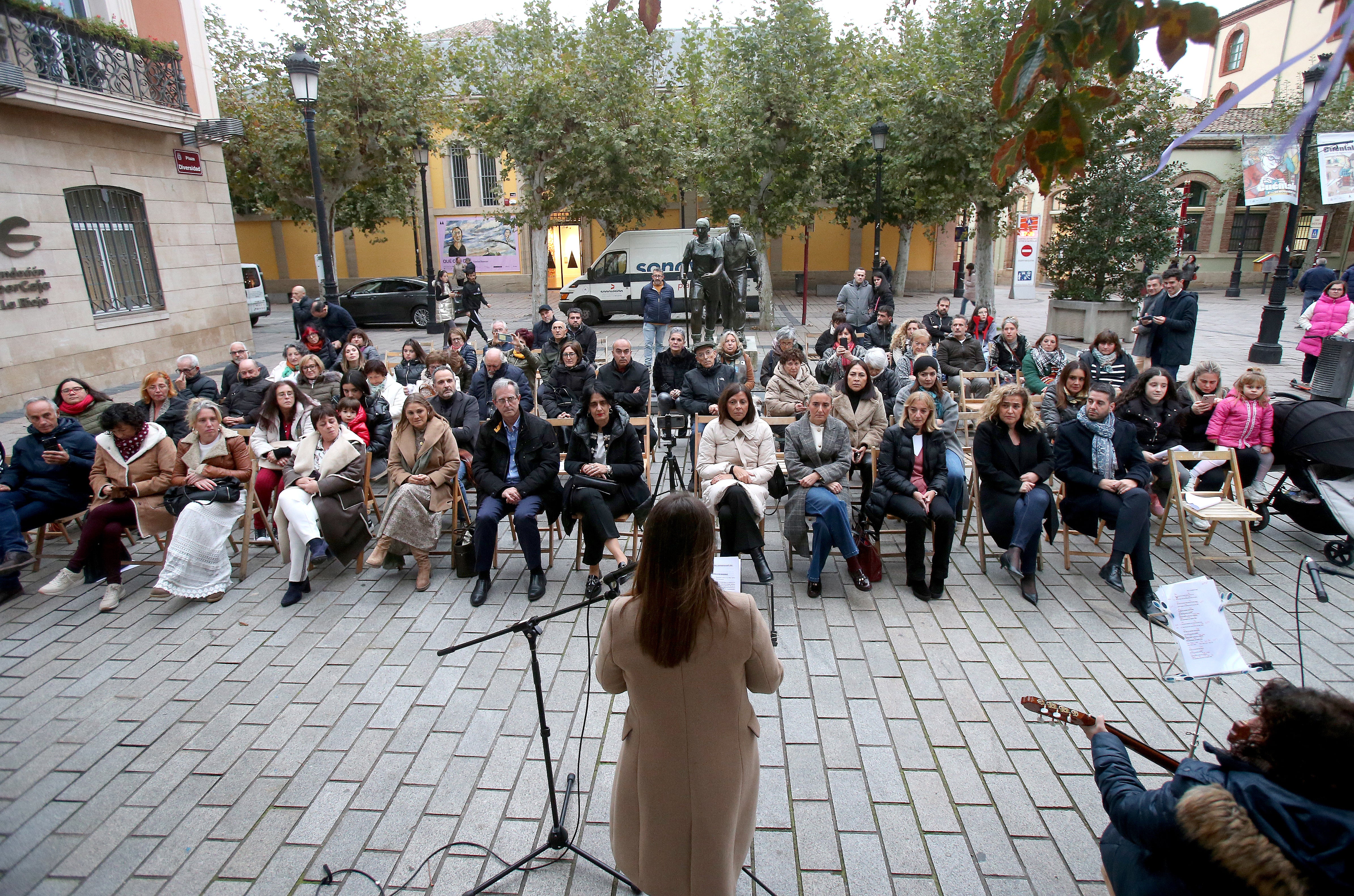 Asistentes al acto con el que se conmemoró el viernes por la tarde en Logroño el Día Internacional del Superviviente del Suicidio.