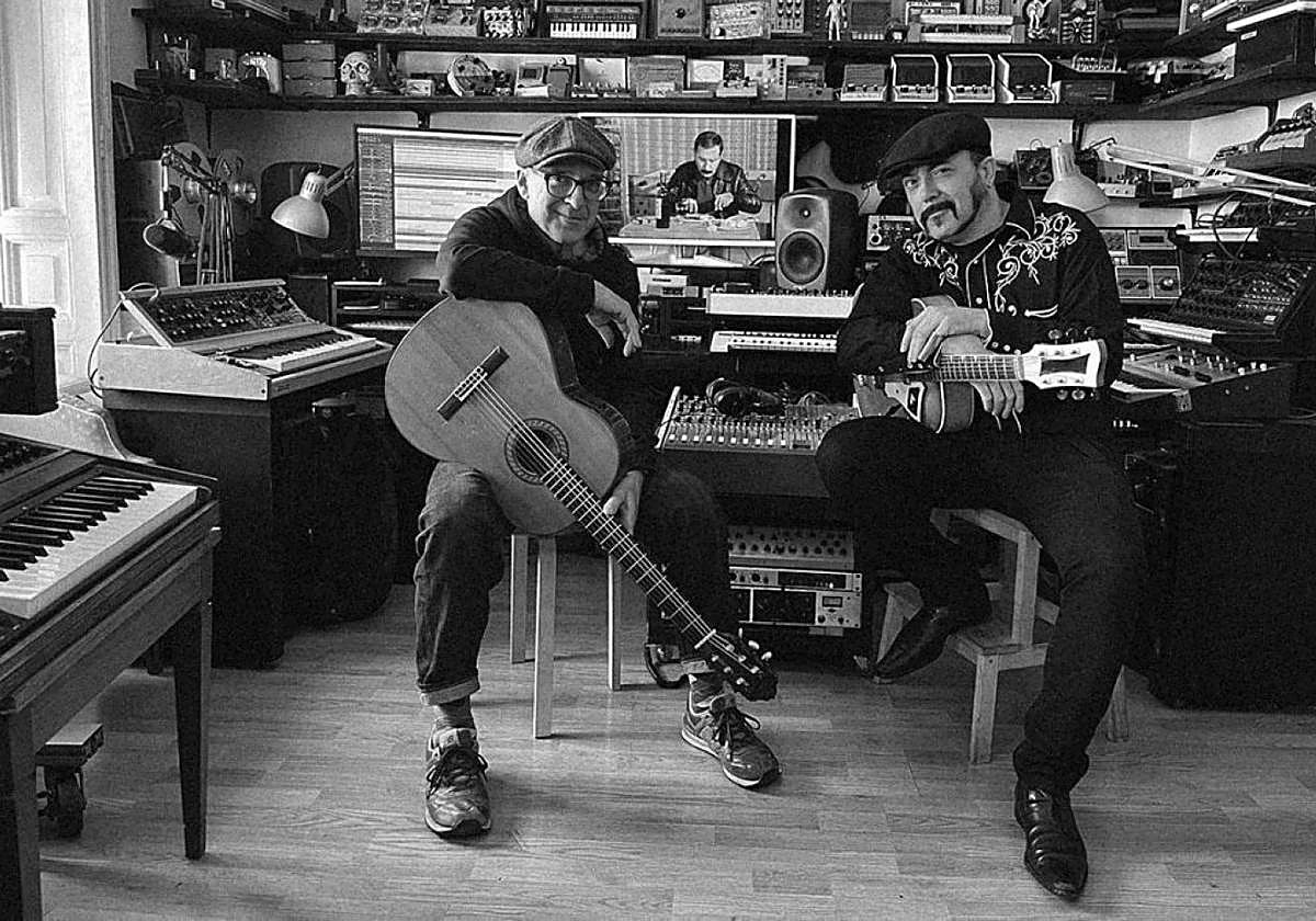 Víctor Coyote y Javier Álvarez, durante un ensayo de la banda sonora de 'El crack'.