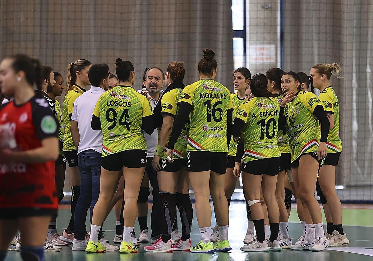 Juanjo González habla con sus jugadores durante un tiempo muerto ante el Morvedre.