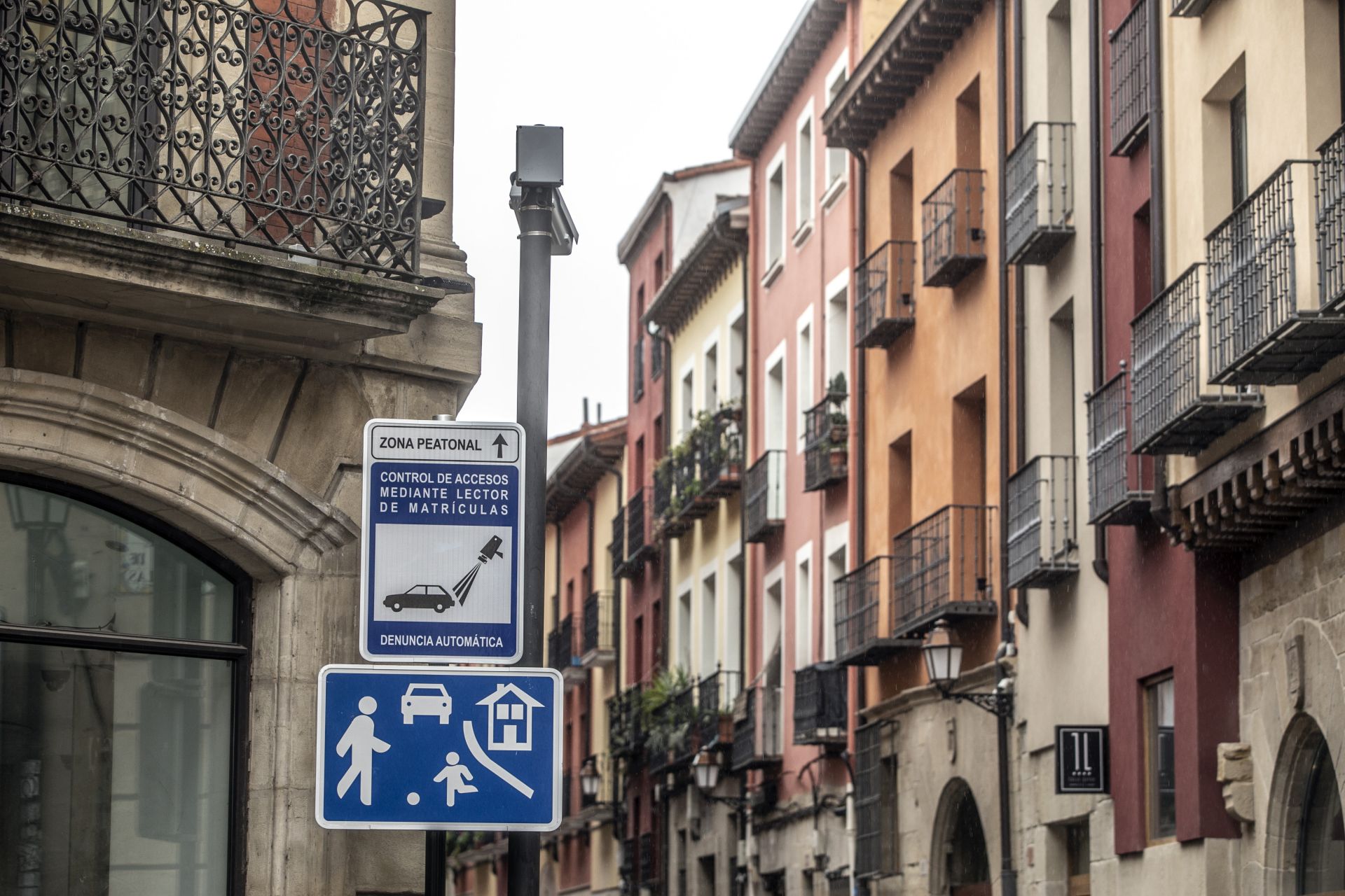 Control de accesos mediante lector de matrículas (con denuncia automática) en la calle Mayor.