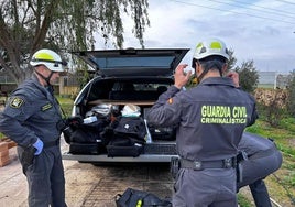 Agentes de la Guardia Civil se preparan para investigar lo ocurrido en la residencia.