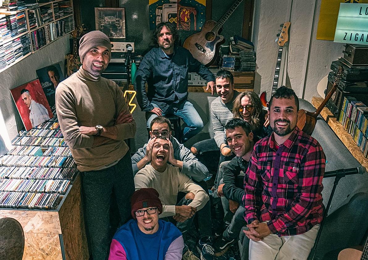 Los miembros de Los Zigalas posan en el local de ensayo.
