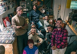 Los miembros de Los Zigalas posan en el local de ensayo.