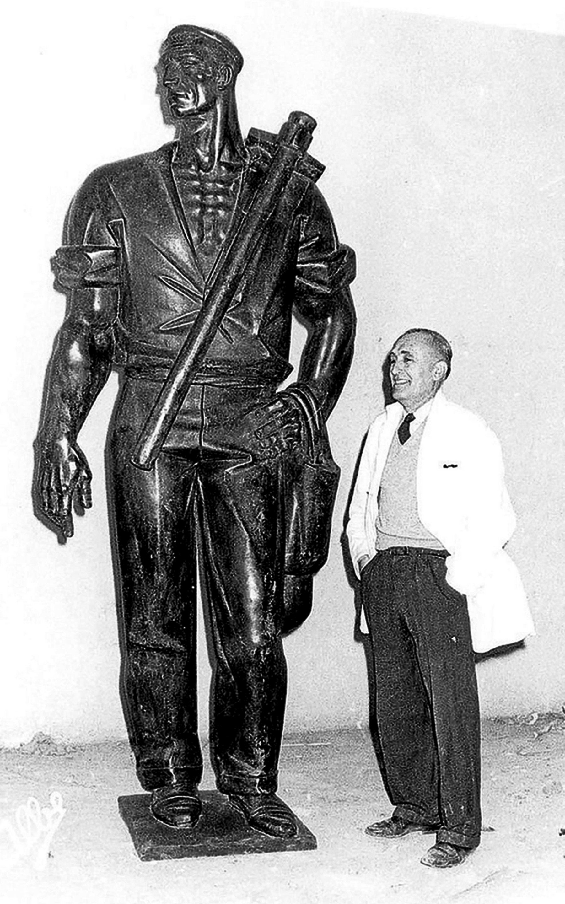 Dalmati posa con la estatua al Labrador recién terminada (1967).