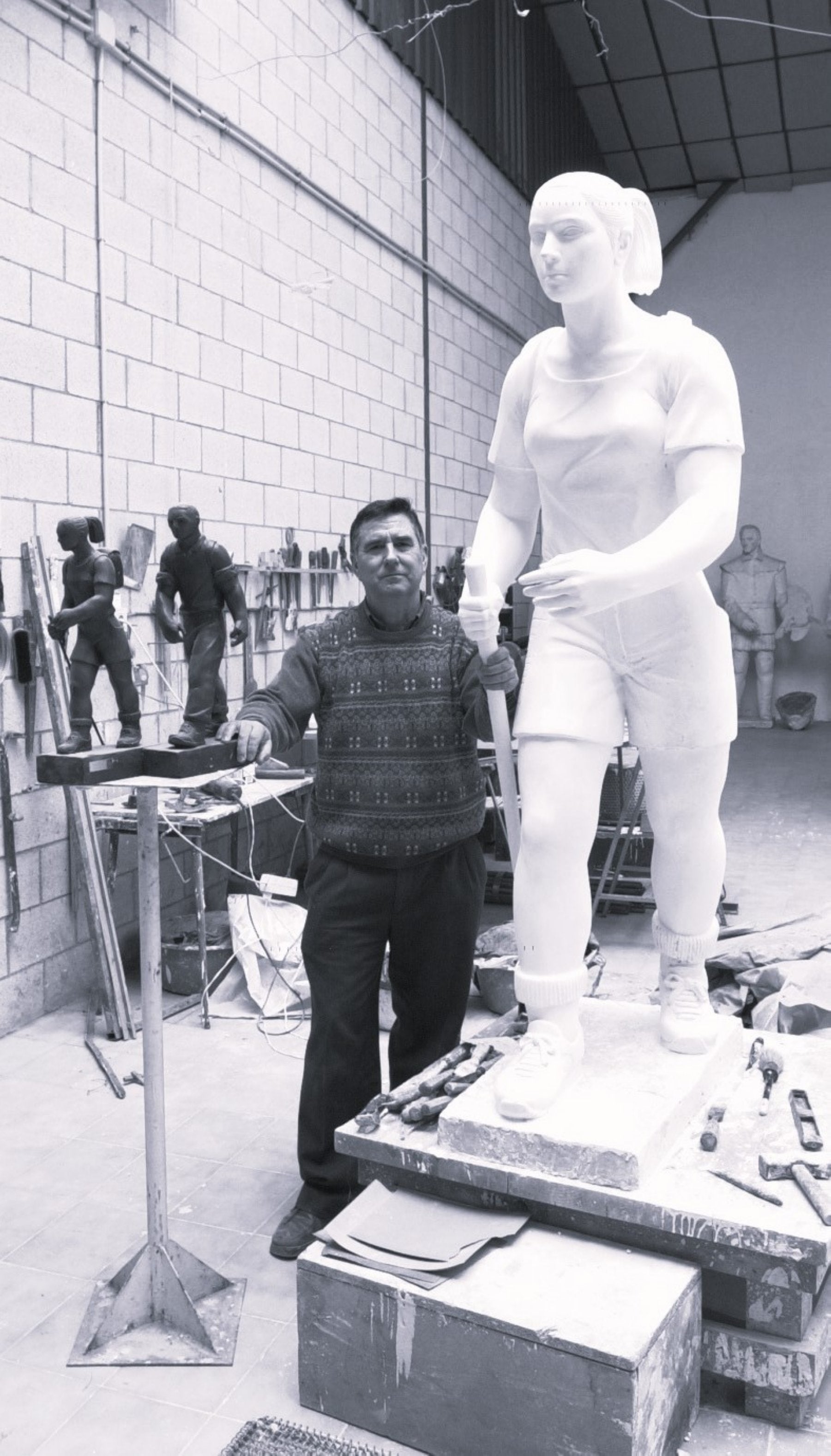 Narvaiza, junto al molde de una de las figuras de los Marchosos (2003).