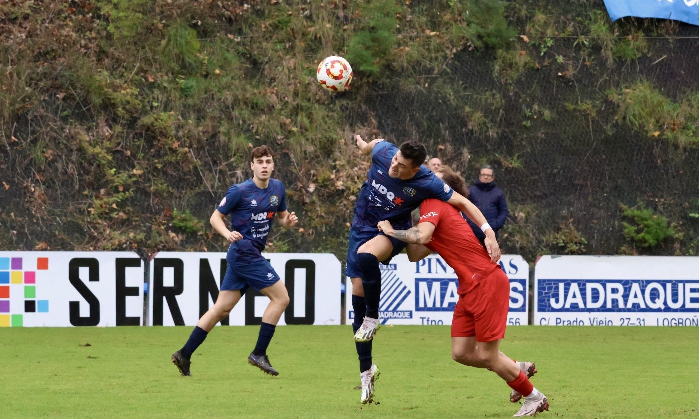 Medrano pelea con un jugador del Deportivo Aragón para hacerse con el balón.