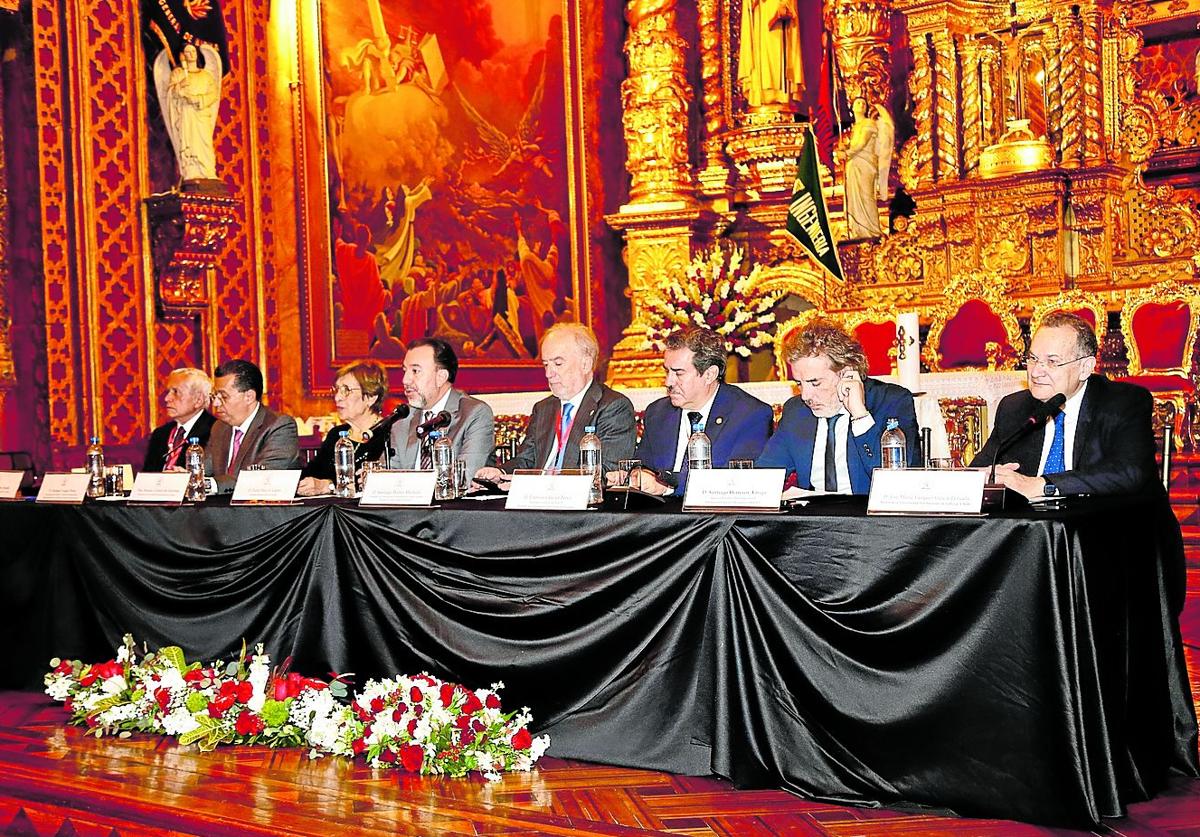 El rector de UNIR (derecha), en la sesión inaugural del Congreso de Asale, celebrada en la iglesia de La Merced de Quito, en Ecuador.