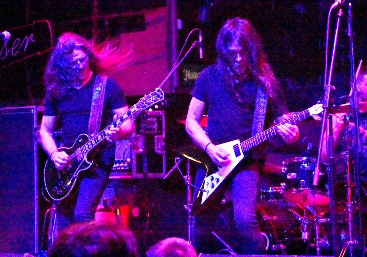 Ángel y Dani de Tierra Santa en el concierto que la banda ofreció en enero en la sala The Hangar de Logroño.