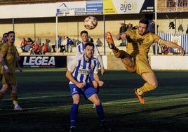 Zubiri despeja un balón en el área del Calahorra, ayer, en Merkatondoa.