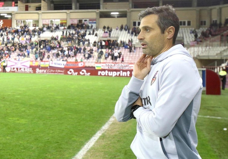 Miguel Flaño sigue el partido de los suyos ante el Arenas el pasado domingo en el Municipal de Las Gaunas.