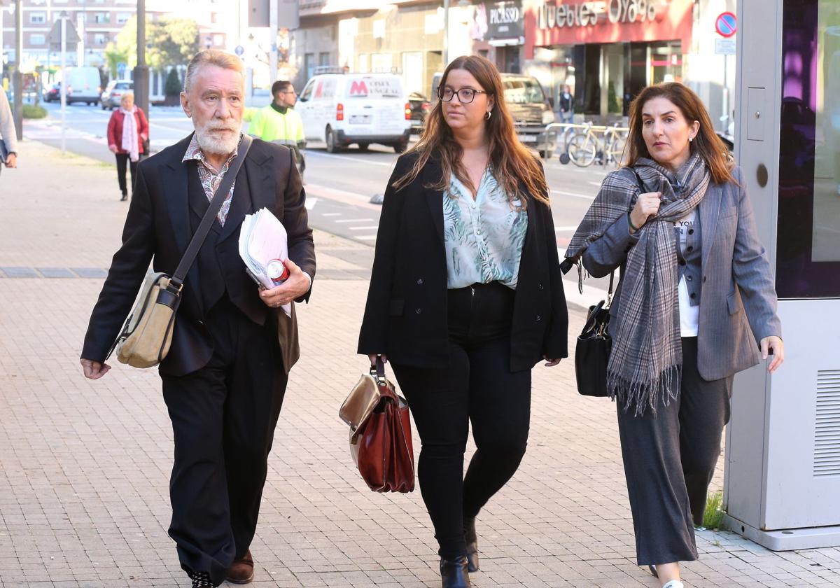 El abogado Marcos García Montes, junto a otra letrada y Yolanda Castillo, hija de la víctima.