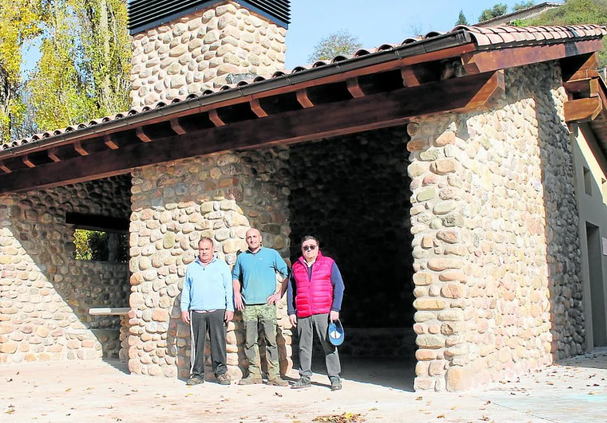 Varios vecinos del pueblo, en la nueva posada de Castroviejo, que cuenta con merendero, baños y una sala para minusválidos.