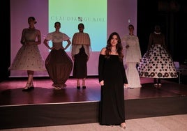 Claudia Gumiel saludando al final del desfile de su colección 'Denominación de origen', en octubre pasado en La Gota de Leche de Logroño.