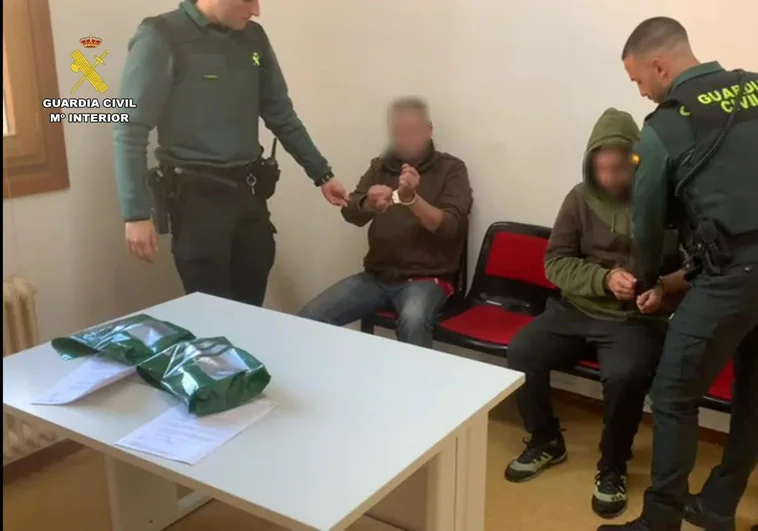 Dos agentes, con los detenidos en la localidad riojabajeña.