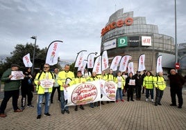 Participantes en la concentración en el entorno del Centro Comercial Berceo.