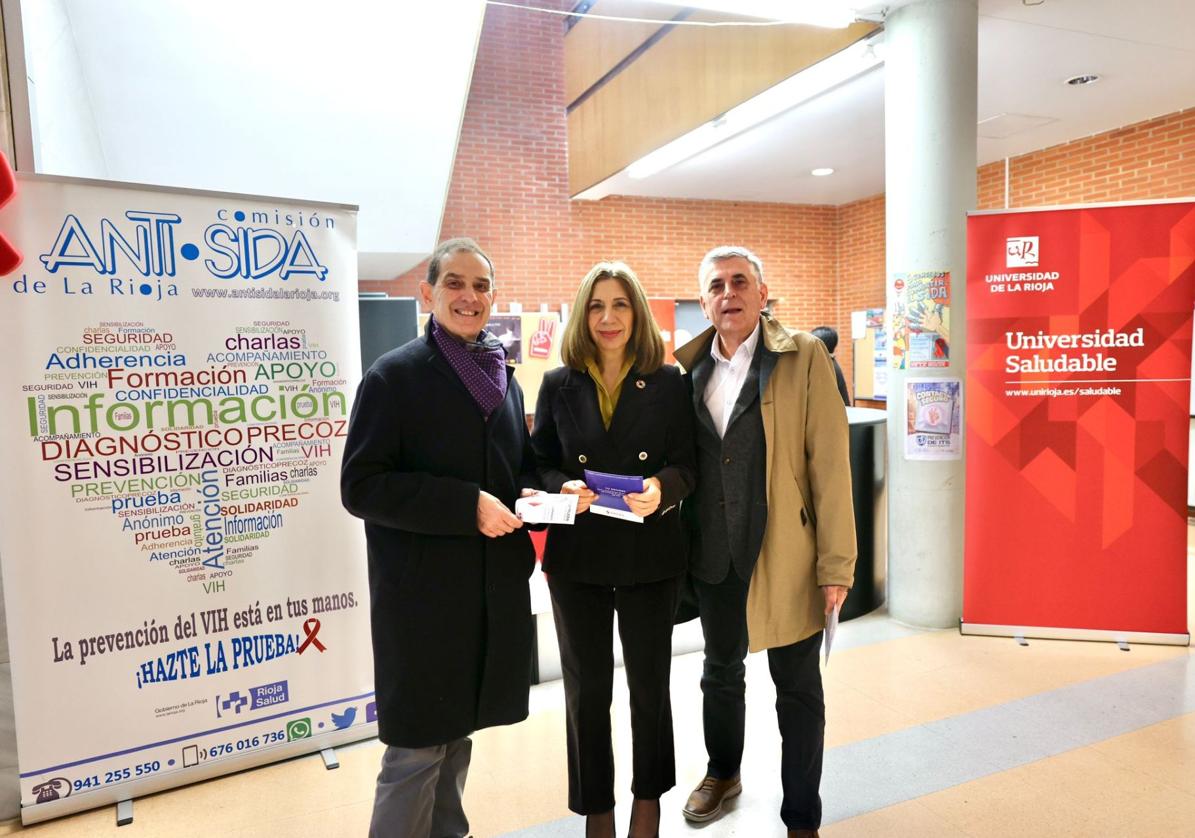 En la imagen institucional, José Antonio Oteo, viceconsejero de Salud del Gobierno de La Rioja, Fabiola Portillo Pérez de Viñaspre, vicerrectora de Responsabilidad Social Corporativa y Javier Pinilla, presidente del Comité Anti-Sida de La Rioja.