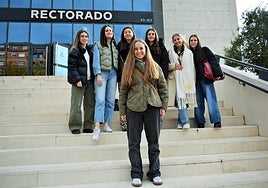 Laura Domínguez posa en el Rectorado junto a sus compañeras del grado en Educación.