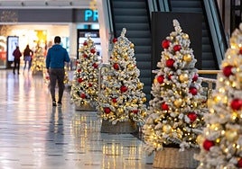 Decoración navideña de un año anterior en el Centro Comercial Berceo.