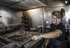 La parrilla y la vinoteca, puntos focales del asador.