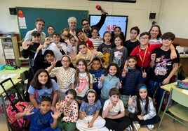 El actor Nacho Guerreros en un aula del CEIP Ángel Oliván, en el que estudió la EGB.