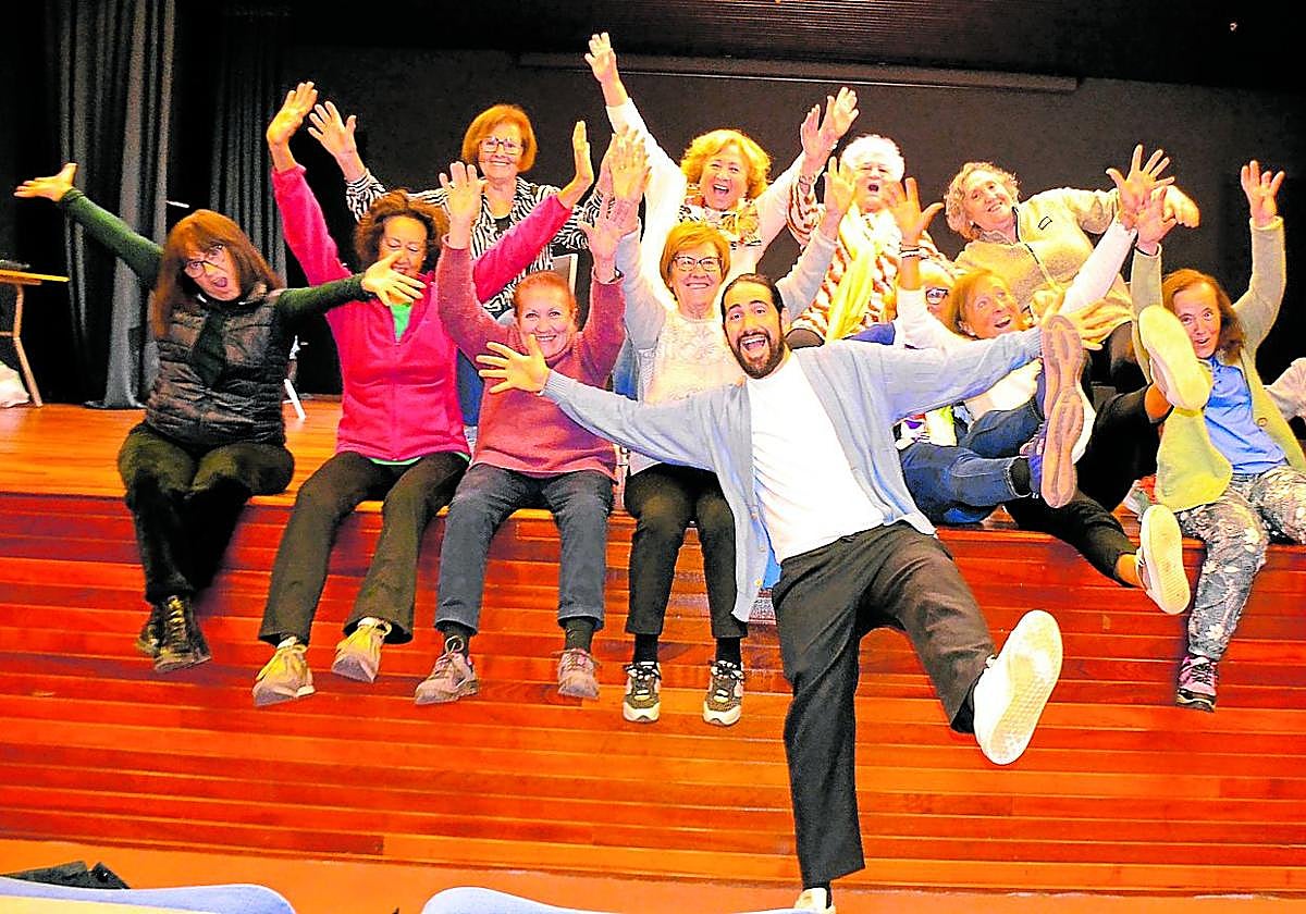 Mujeres del taller, junto a Javier Martínez-Losa, en el escenario.