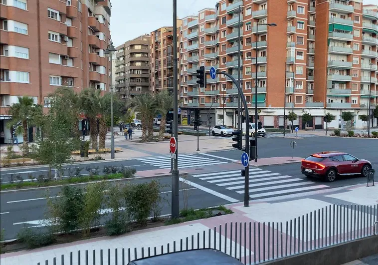 Los semáforos se han quedado sin luz en el cruce de Duques de Nájera con Vara de Rey.