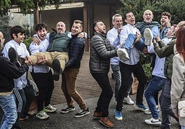 Carlos e Ignacio Echapresto son manteados por el equipo de Venta Moncalvillo a la vuelta el año pasado de la gala, con la segunda Estrella Michelin.