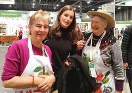 La reina de España con Fabiola Pérez y Raquel Ramírez, de El Colletero.