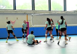 Entrenamiento del Ocisa Haro Rioja Voley en El Ferial esta temporada.