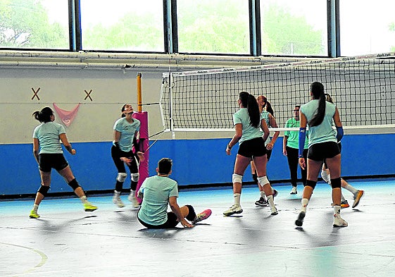Entrenamiento del Ocisa Haro Rioja Voley en El Ferial esta temporada.