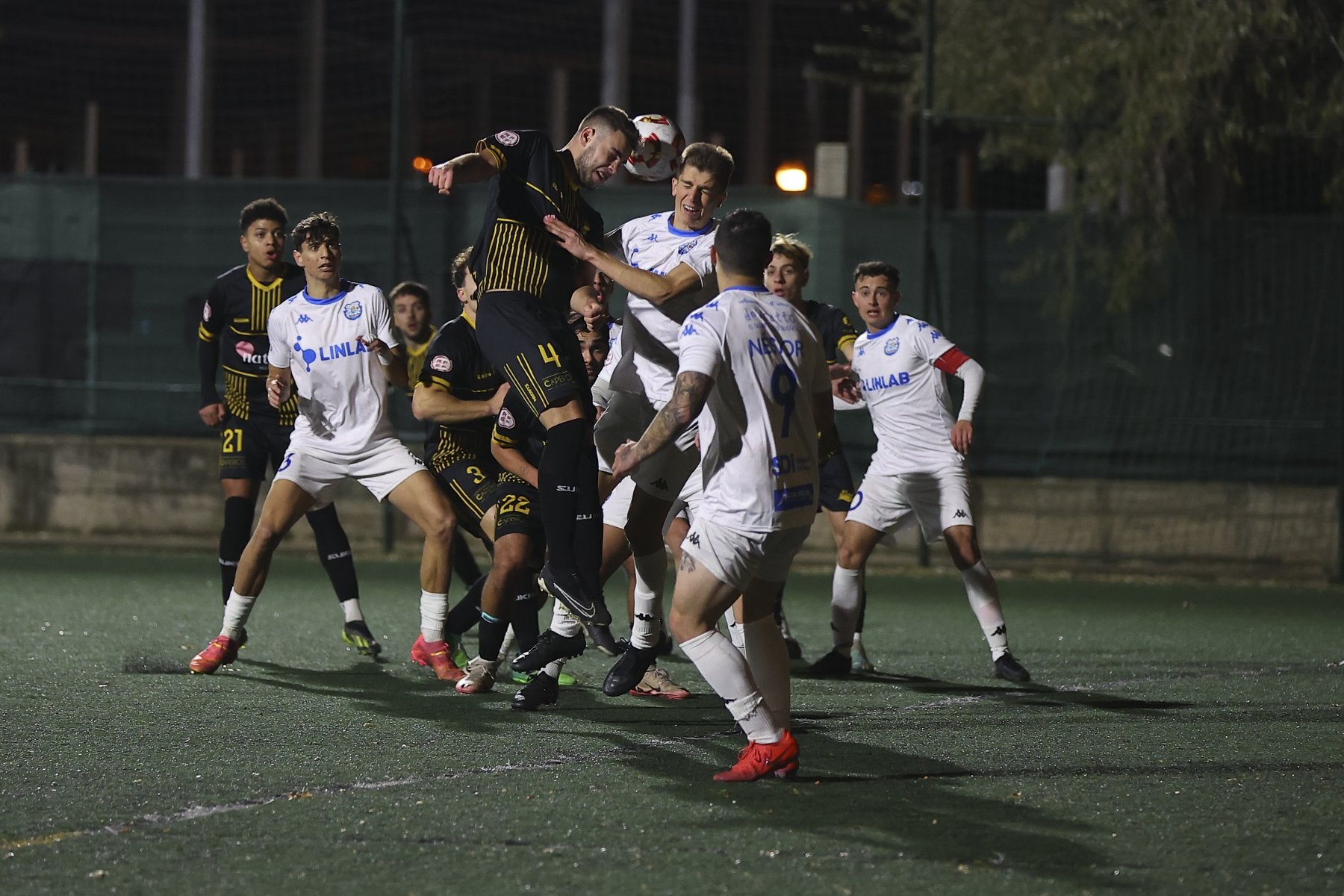 Lander y Álvaro pugnan por el balón.
