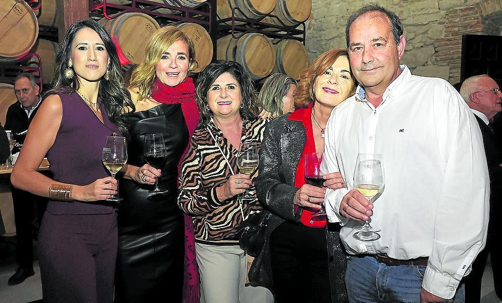 Elena González, Estrella Domínguez, Ascen Vallejo, Alicia Ubago y Jesús Fernández brindaron en Bodegas Franco-Españolas por el aniversario. 