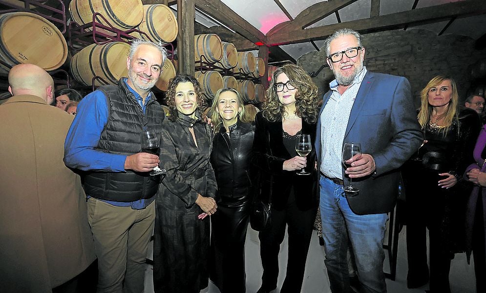 Rubén Oroz, Paula Zúñiga, Laura Ramírez, Maribel Vicario y Roberto de Val, durante el ágape tras la gala. 