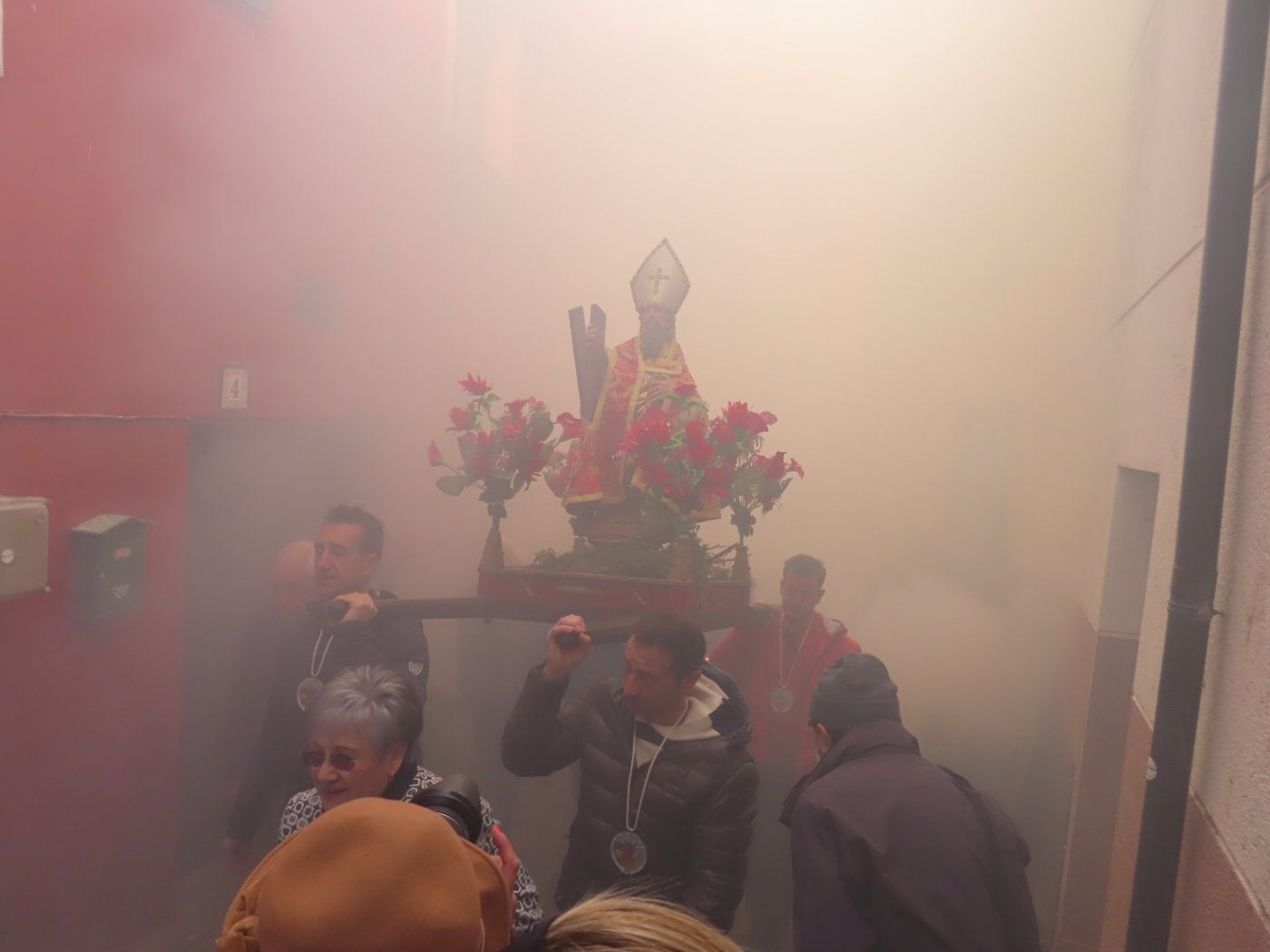 La imagen de San Andrés pasea entre hogueras de romero.