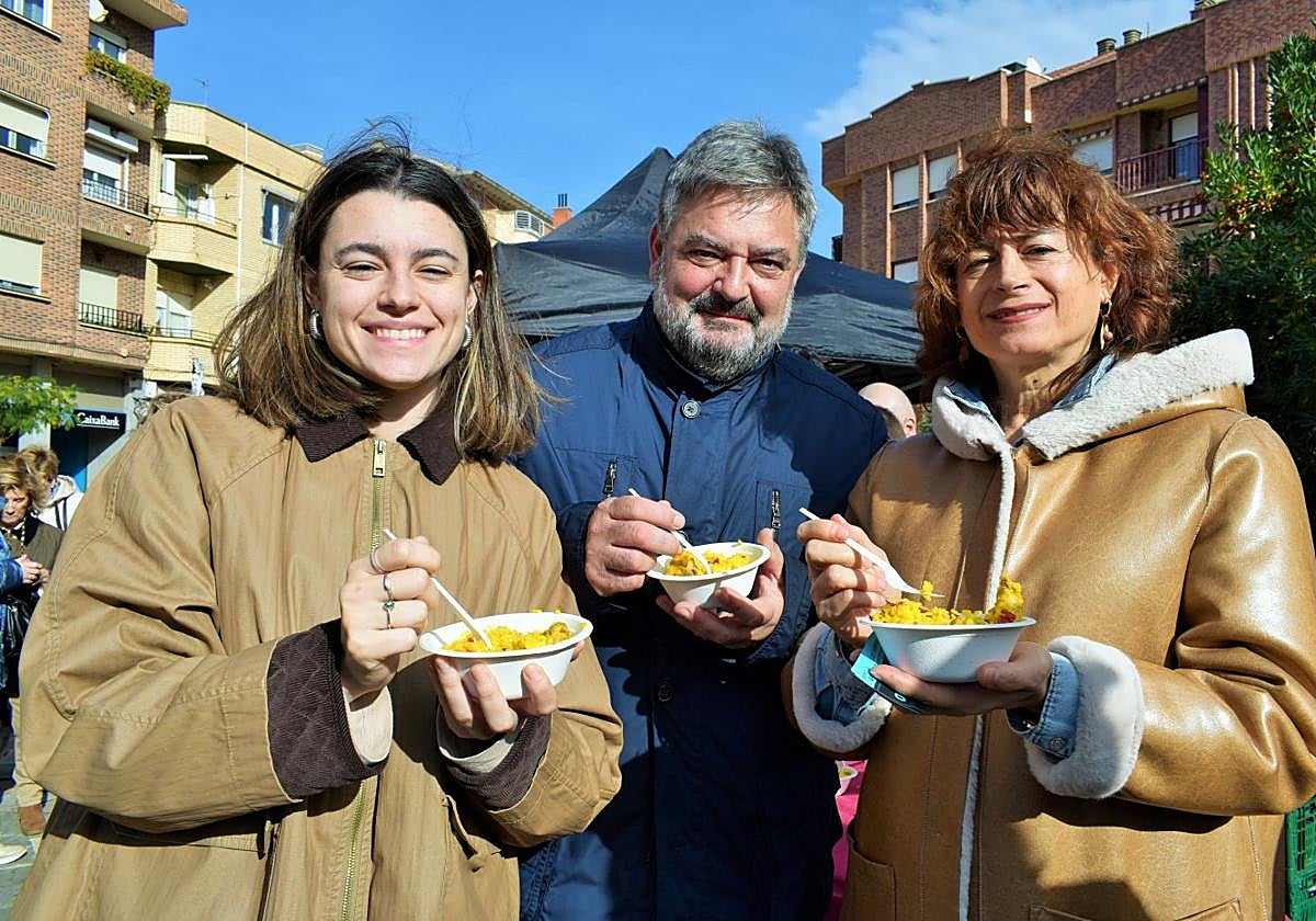 Una familia degusta la paella en la plaza del Molino.