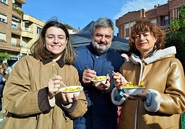 Una familia degusta la paella en la plaza del Molino.