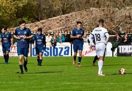 Los jugadores del Anguiano regresan a su campo tras celebrar el gol de Barace.